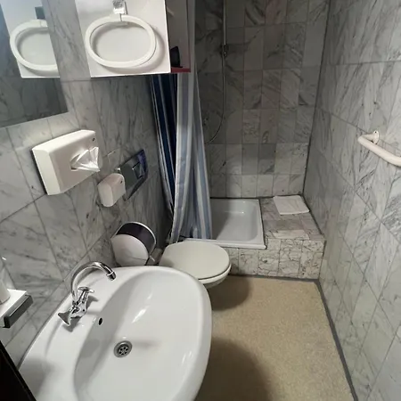 Hotell Schwarzer Adler 2*