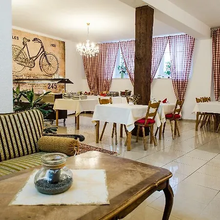 Hotell Schwarzer Adler 2*